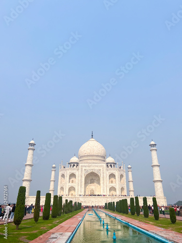 Photography front view of taj mahal under bright blue sky in agra india showing white marble