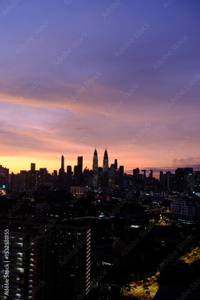 Obraz premium sunrise in kuala lumpur skyline