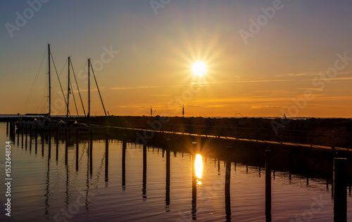 Schiffe und Boote im Hafen von Lohme, Rügen, Mecklenburg-Vorpommern, Deutschland