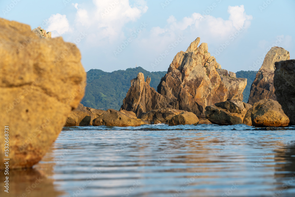 Naklejka premium 橋杭岩の岩礁と水面の風景