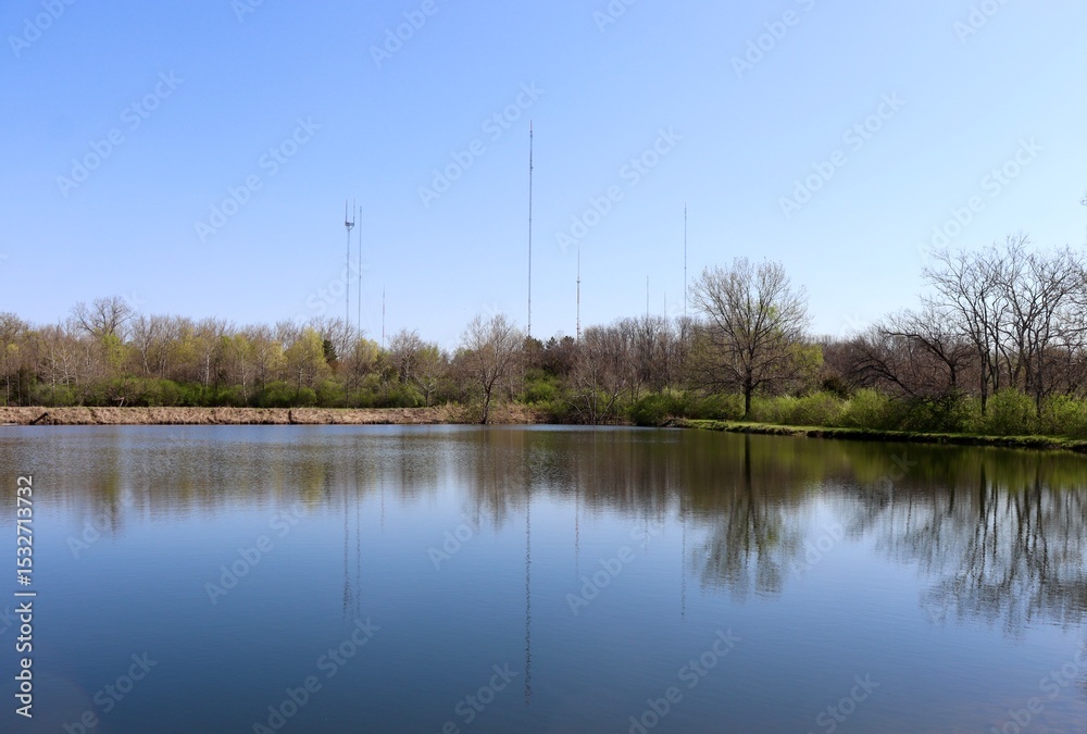 Obraz premium The peaceful country lake on a sunny day.