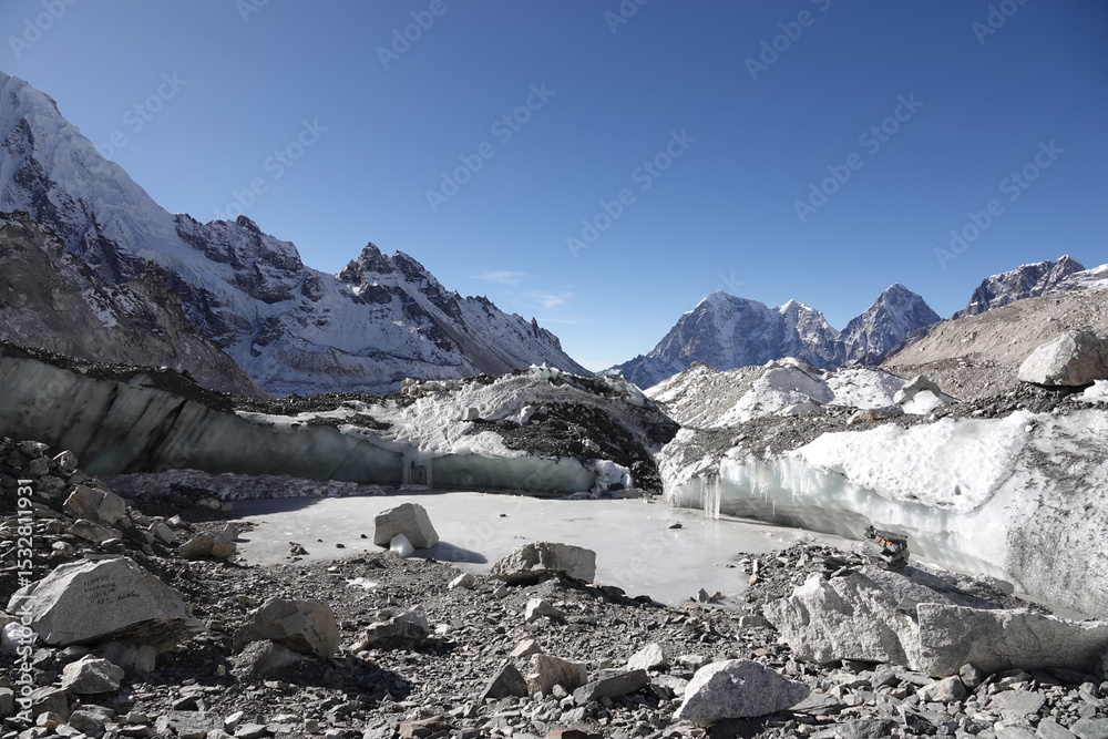 Obraz premium Frozen Lake, Khumbu Glacier, Everest Base Camp, Nepal