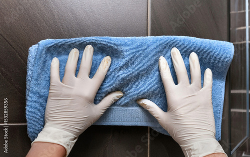 manos con guantes limpian, hacen limpieza de baño,  retrete, lavabo, wc, tareas domesticas, desinfeccion, primer plano