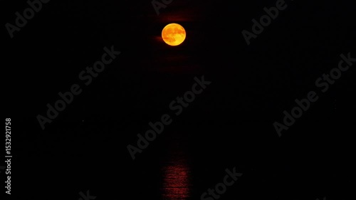 Red strawberry moon rises over the Greifswalder Bodden in June 2025. Mystical glow reflects on the water. The video excerpt of 17 seconds is 86 MB in size. The frame rate is 50 pps.