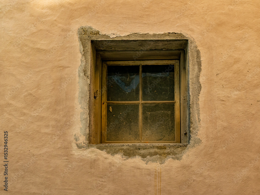 Fototapeta premium Marodes Fenster am Altbau