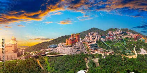 Foto Aerial view panoramic overlook lunar castles and French village on the top of Ba Na Hills, with beautiful castles, streets campuses famous tourist destination of Da Nang, Vietnam