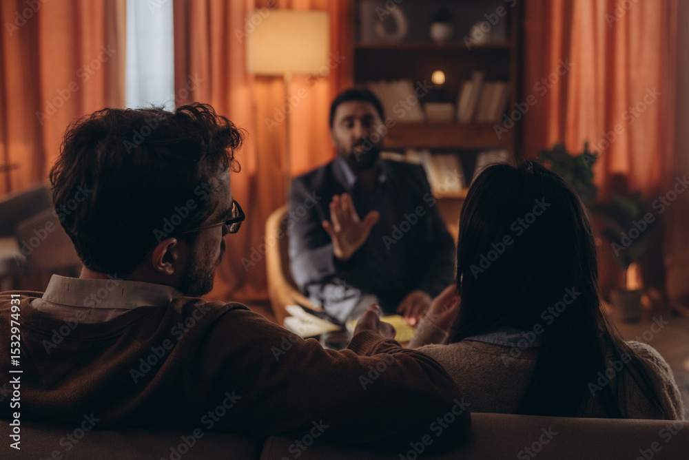 Naklejka premium Man therapist with notebook talks to married couple offering insights about family relationship. Male psychologist helps patients strengthen connection