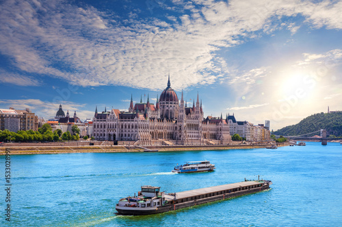 Canvas Print Scenic view of the Parliament of Hungary and Danube River cruise ships under dra
