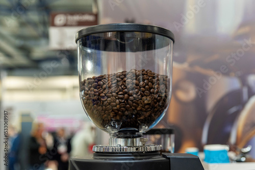 Cuadro en lienzo Transparent coffee grinder filled with roasted beans
