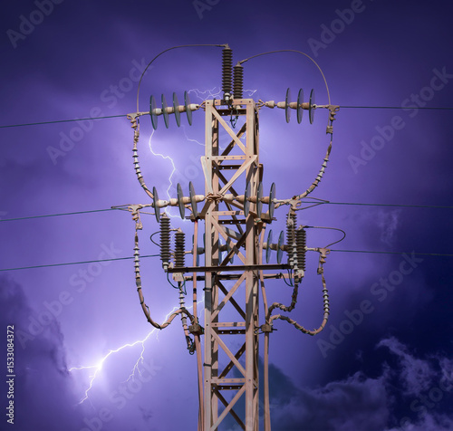 Strommast im Gewitter