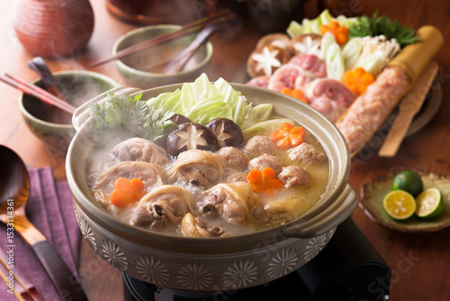 【水炊き鍋】鶏がらを炊き上げた濃厚な白濁のスープで鶏肉・鶏つみれ・野菜を煮る鶏の水炊き。福岡の郷土料理。