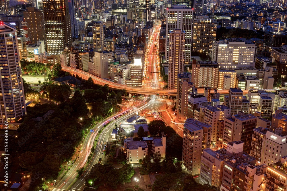 Naklejka premium 東京都、東京タワーのメインデッキから見下ろすもう赤羽橋交差点（もう一つの東京タワー）