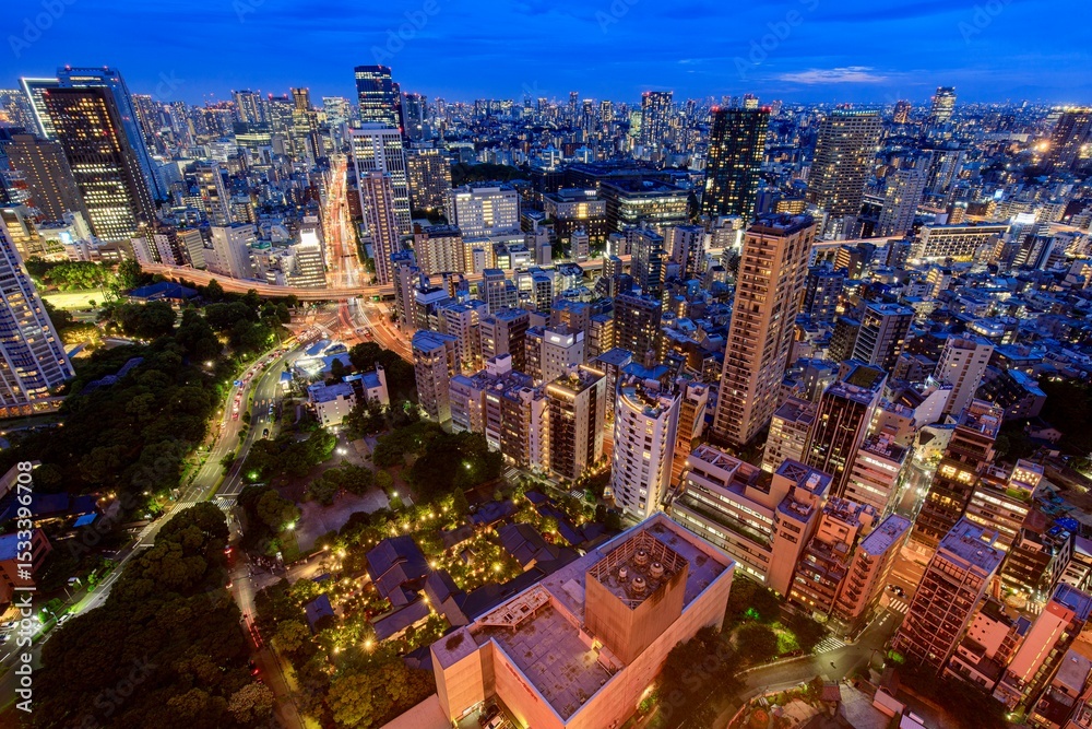 Fototapeta premium 東京都、東京タワーのメインデッキから見下ろすもう赤羽橋交差点（もう一つの東京タワー）