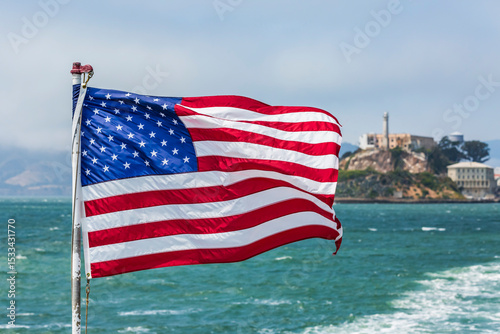 La bandera estadounidense ondea desde un barco turístico en la bahía de San Francisco.