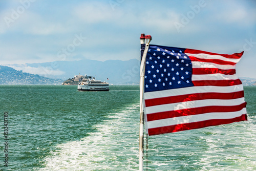 La bandera estadounidense ondea desde un barco turístico en la bahía de San Francisco.