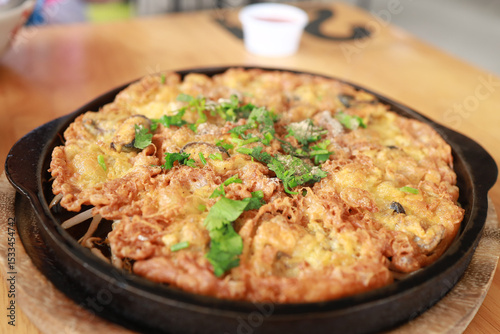 A dish made from flour, eggs and shellfish (most commonly oysters or mussels) that is pan-fried and comes in both crispy and soft versions. Hoy Tod originated in China and has become popular in Thaila