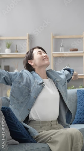 女性　笑顔　ソファー　リビングルーム