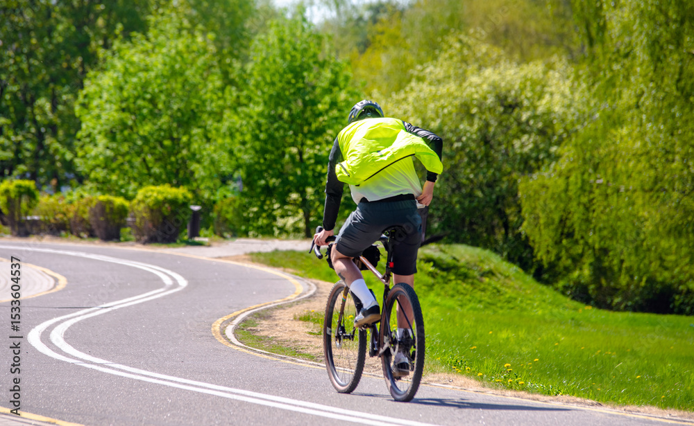 Obraz premium Cyclist ride on the bike path in the city Park