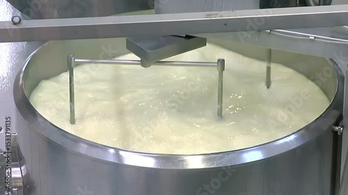 Fresh cow's milk for cheese making; Milk cooling tank for fresh cow's milk in operation