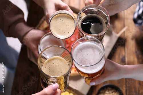 Εκτύπωση καμβά Friends clinking glasses of beer at table, closeup