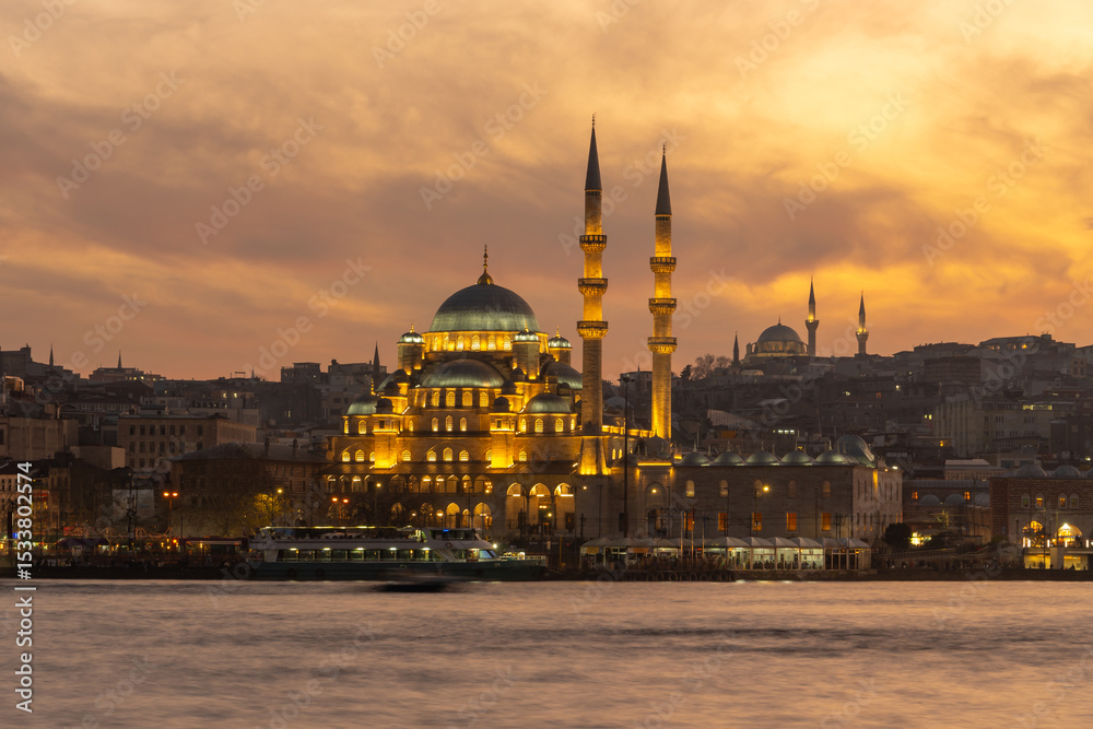 Fototapeta premium Yeni Mosque on Bosphorus at sunset. Beautiful view of Istanbul