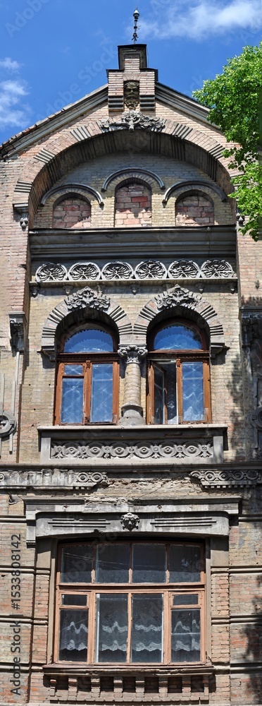 Obraz premium Intricate architectural facade in Kyiv, showcasing detailed brickwork and arched windows.