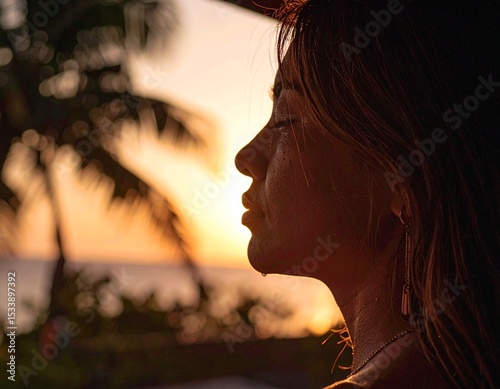 Mulher olhando o pôr do sol na praia, momento de conexão e paz