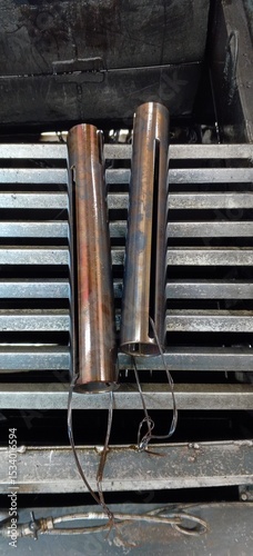 Round blanks with a longitudinal hole are placed on the grate above the oil tank after quenching