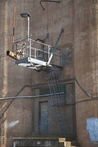Wheat silo grain chute for loading grains onto train