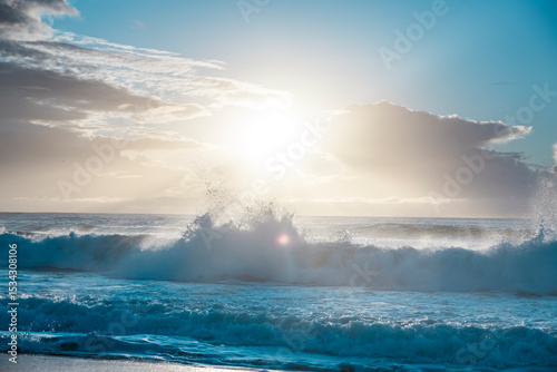 Wellen mit Gischt al sBrandungswelle am Strand