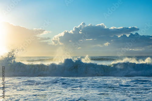 Wellen mit Gischt al sBrandungswelle am Strand