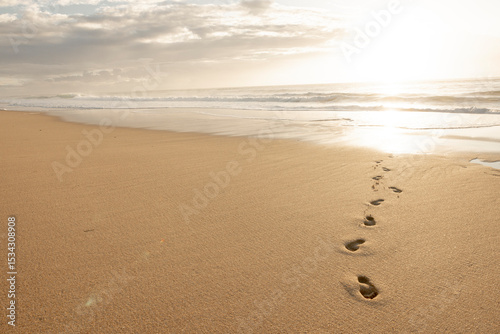 Fußsspuren im Sand an einem Goldenen Strand