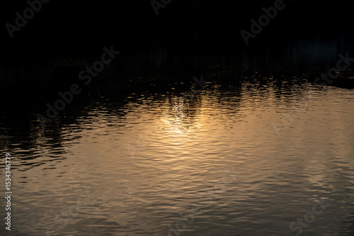Sonnenlicht der Abenddämmerung spiegelt sich in einem Gewässer