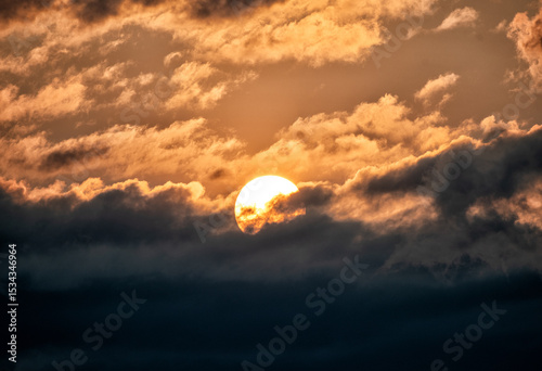 Die Sonne geht hinter den Wolken unter