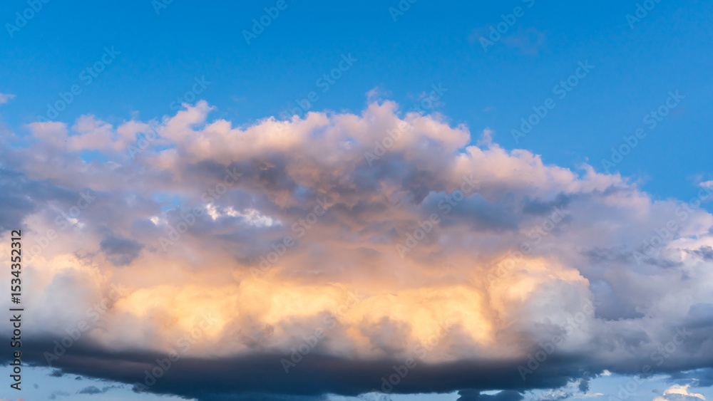 Naklejka premium Eine dramatische Wolke vor blauem Himmel