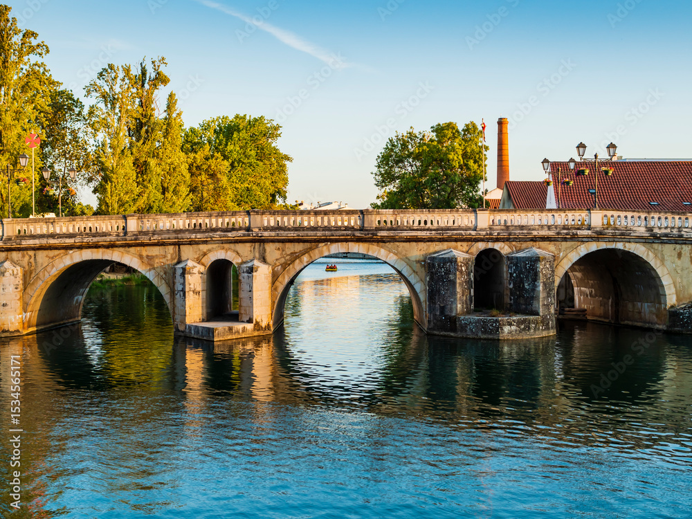 Obraz premium Impressive view of the Old bridge (Ponte Vhela) reflected over Nabao river, historic centre of Tomar, Santarem District, Portugal
