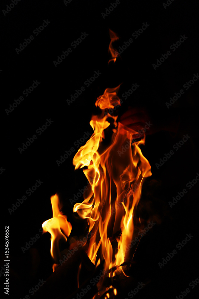 Obraz premium Close-up Shot of a Bonfire Flame in the Dark – Captivating Fire Texture and Burning Wood with Intense Heat, Perfect for Background