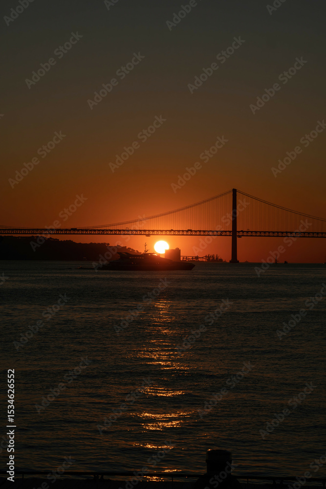 Obraz premium bridge at sunset
