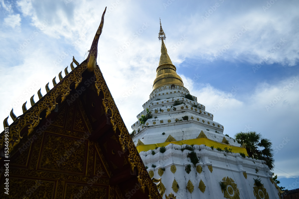 Fototapeta premium White Pagoda in the Evening, Lanna Architecture, Symbols of Buddhism, South East Asia at Chiang Yuen temple, Mueang Chiang Mai, Chiang Mai, Northern Thailand