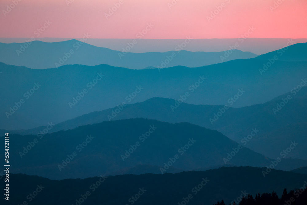 Fototapeta premium Beautiful landscape view of the sunset in Great Smoky Mountains National Park in North Carolina.