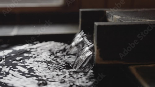 温泉のスローモーション映像