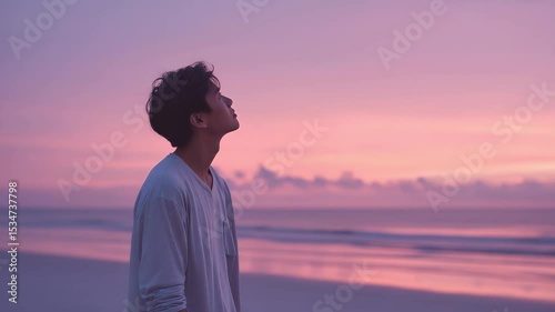 淡いパステルカラーの夕暮れと若い男性　エモい風景