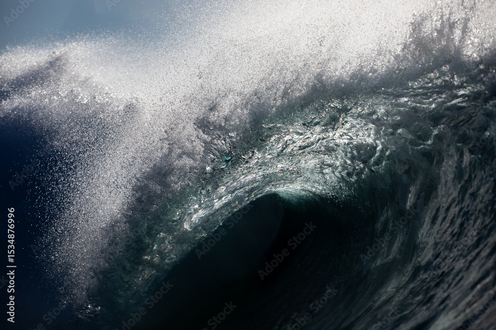 Obraz premium Crystalline wave frozen in motion