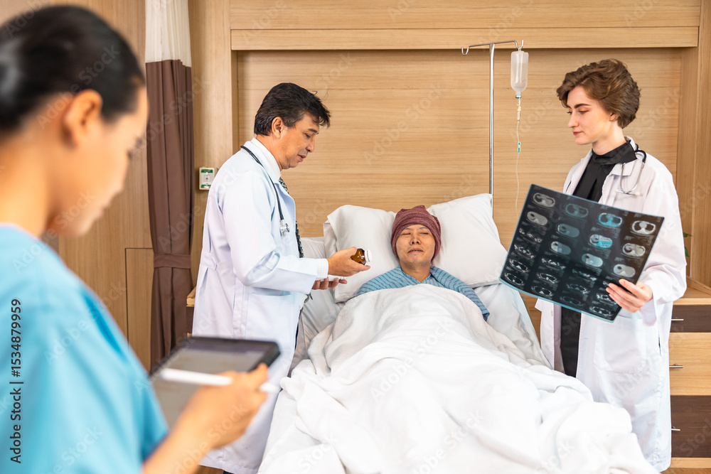 Obraz premium Asian man cancer patient visiting young female doctor for medical consultation in clinic. male patient struggling with cancer, healthcare. Medicine concept.Female doctor explaining xray to patient.