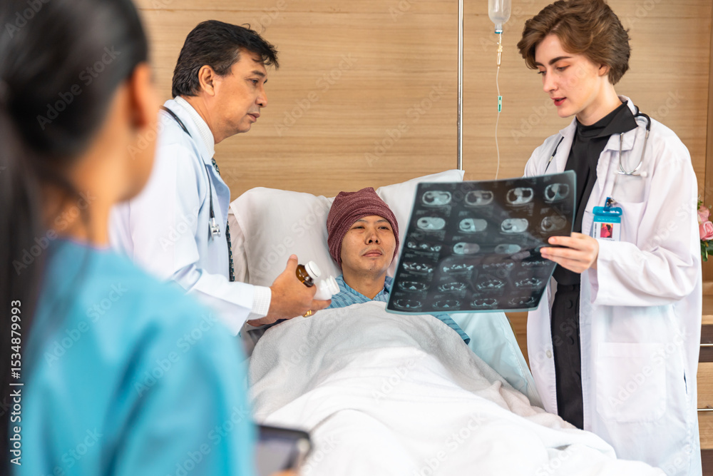 Obraz premium Asian man cancer patient visiting young female doctor for medical consultation in clinic. male patient struggling with cancer, healthcare. Medicine concept.Female doctor explaining xray to patient.