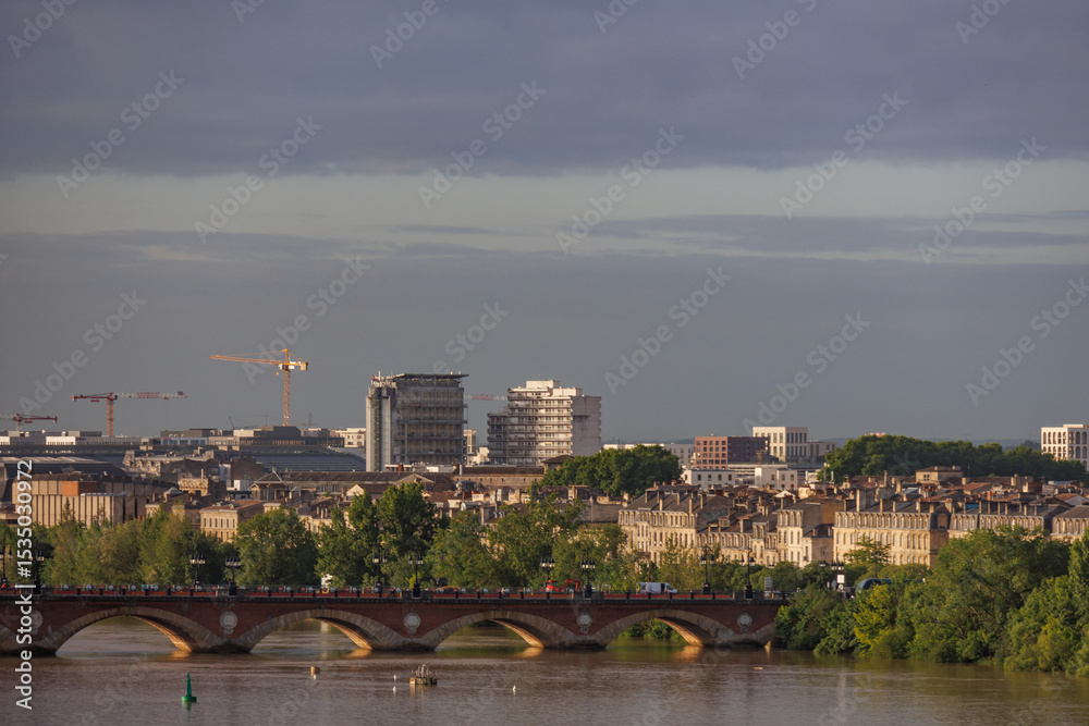Obraz premium Frühling in Bordeaux an der Garonne in Frankreich