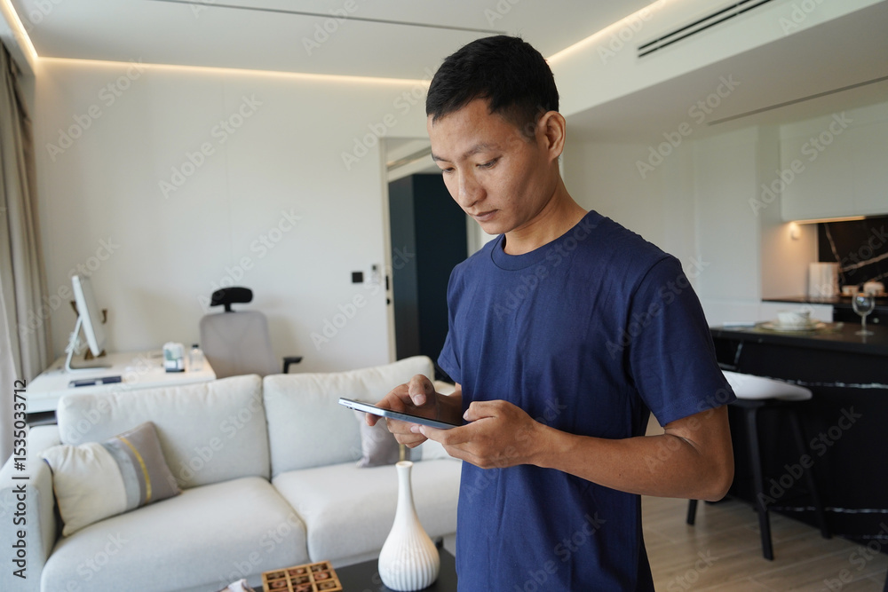 Obraz premium Worker with tablet computer checking alarm system