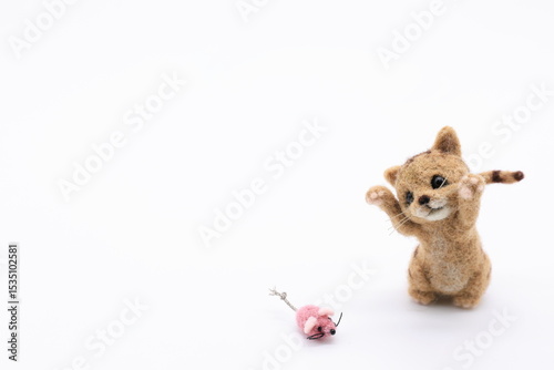 おもちゃで遊ぶ子猫の羊毛フェルト