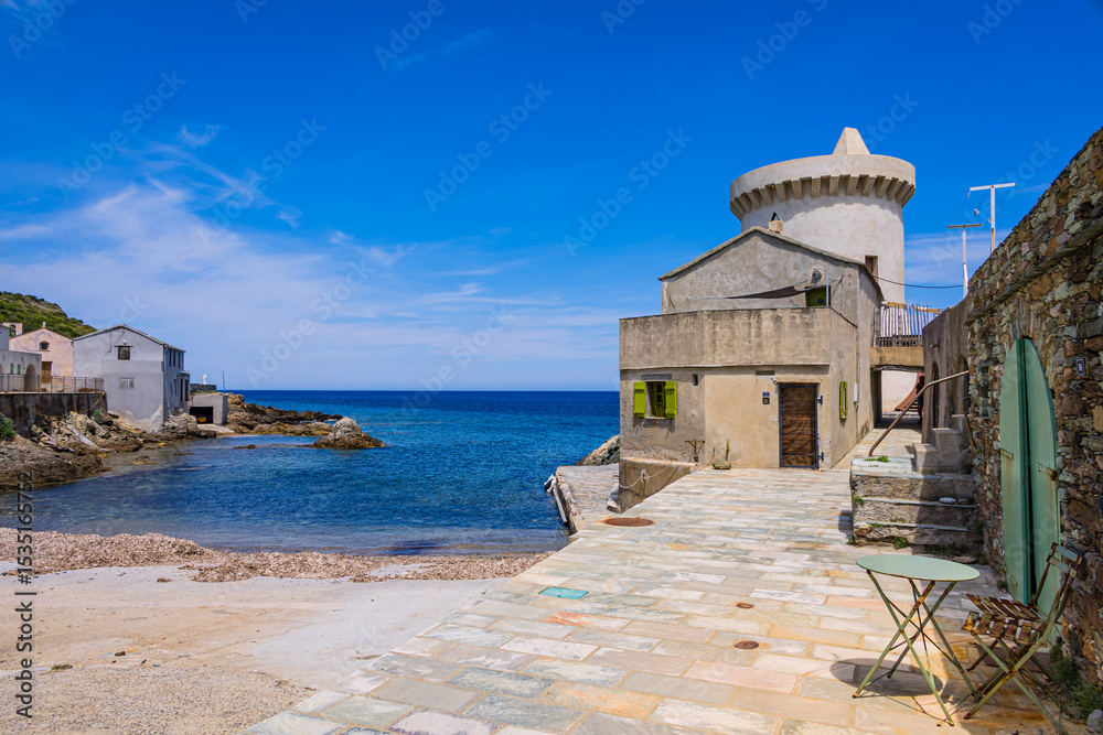 Obraz premium La Tour génoise de Tollare dans le village de Ersa sur le Cap Corse en France