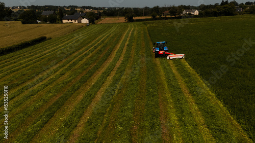 Photos tractor in field moaning